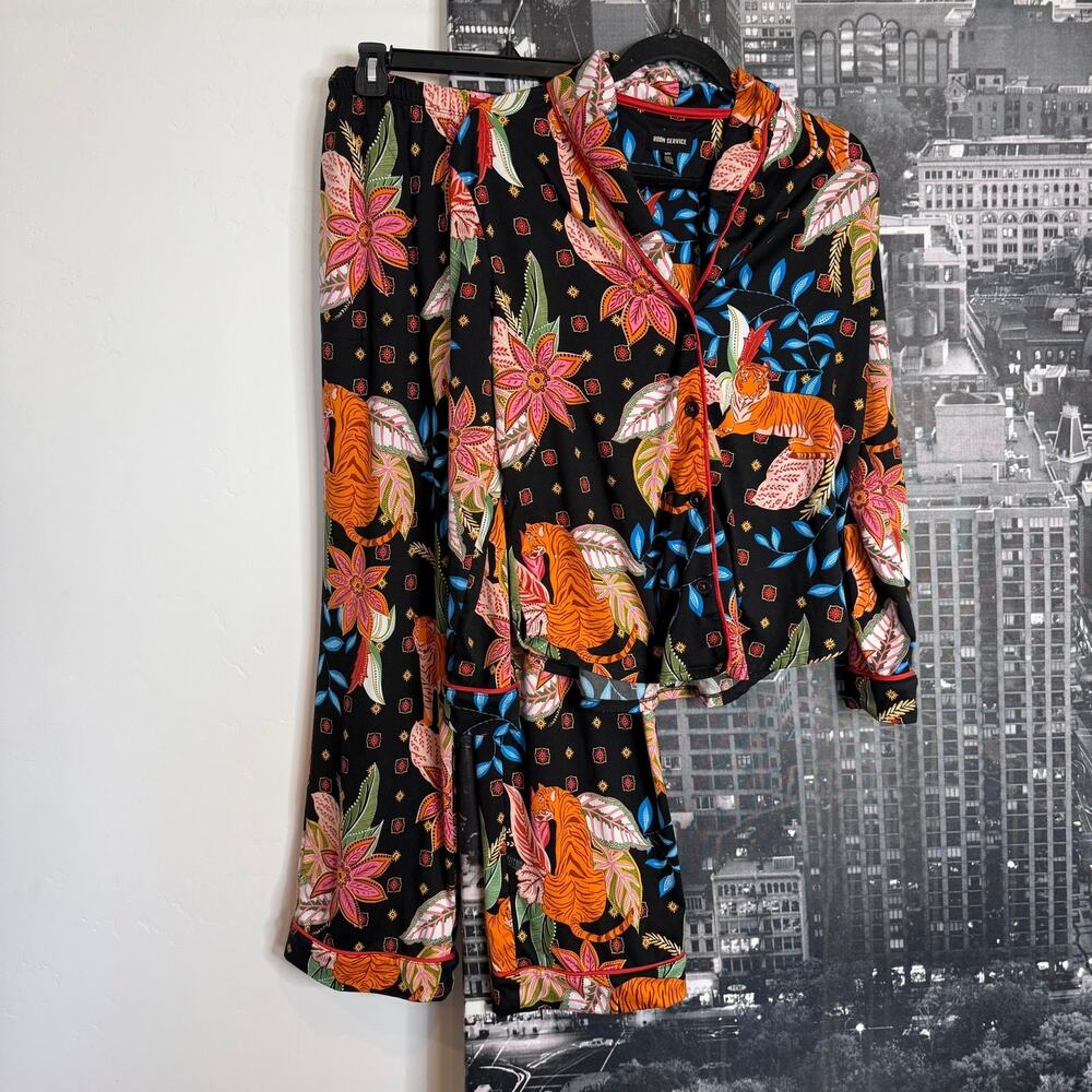 Preowned Room Service Women’s 2 Piece Pajamas Set Tiger Floral Print Size Small